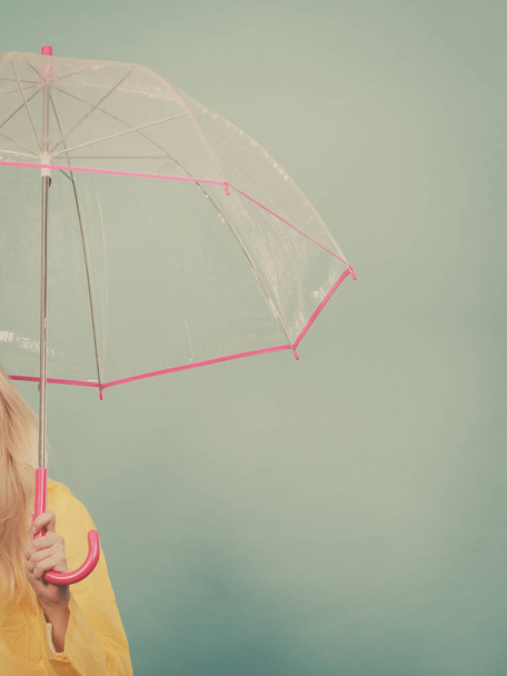 Nő kézi üzem átlátszó esernyő - Fotó, kép