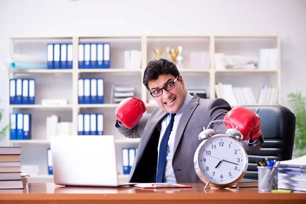 Empresario enojado con guantes de boxeo en concepto de gestión del tiempo - Foto, Imagen