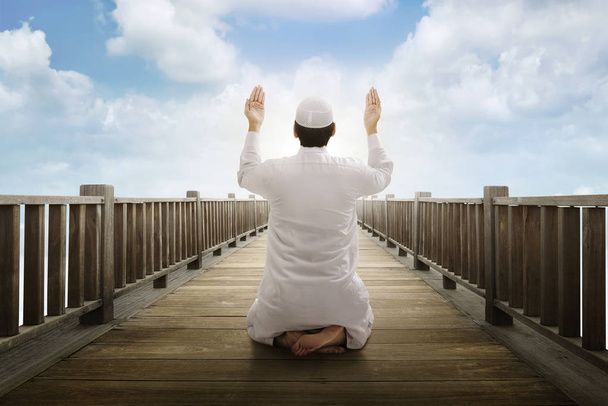 muslim man raising hands and praying - Foto, imagen