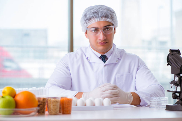 Ravitsemusasiantuntija testaamassa elintarvikkeita laboratoriossa - Valokuva, kuva