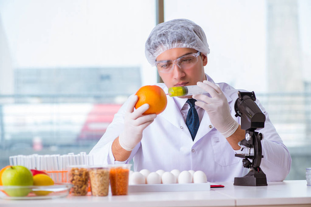Эксперт по питанию тестирует пищевые продукты в лаборатории - Фото, изображение