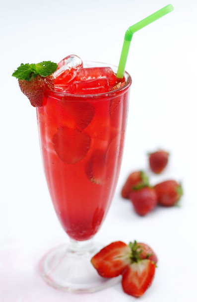 Glas frischen Erdbeertee mit Minzblatt auf weißem Hintergrund - Foto, Bild