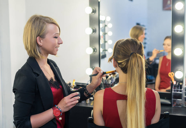 Make-up-Artist Make-up für schöne junge Mädchen - Foto, Bild