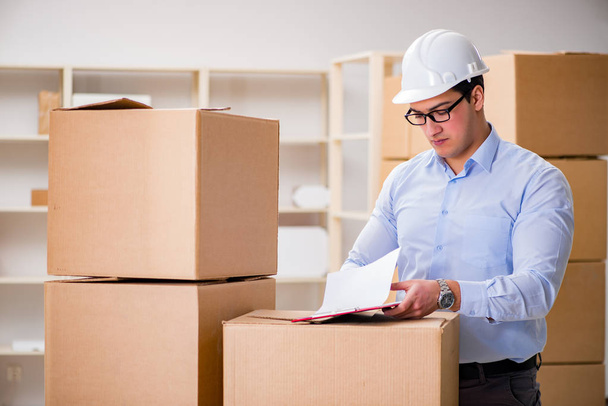 Man working in box delivery relocation service - Zdjęcie, obraz