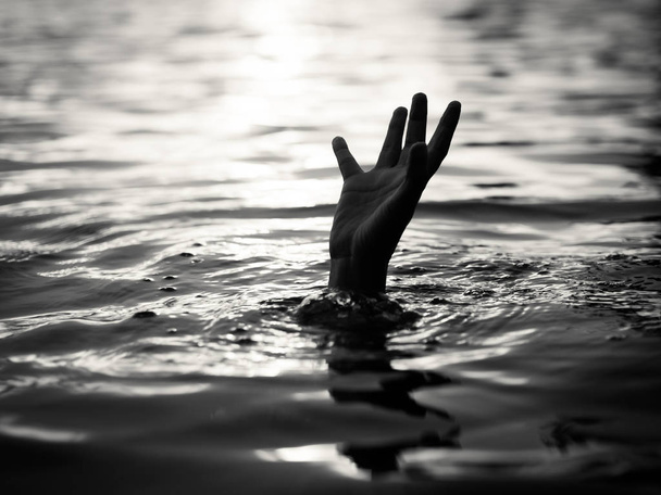 Zwart-wit van verdrinking van slachtoffers, Hand van verdrinking man nodig hebben help. Mislukking en redding concept. - Foto, afbeelding
