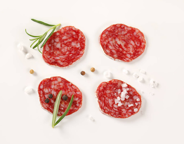 Frans sneetjes droog gerookte salami met kruiden - Foto, afbeelding
