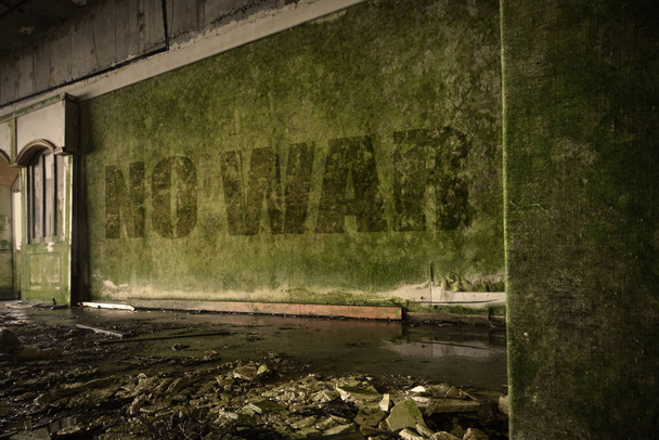 κείμενο κανένας πόλεμος στον βρώμικο τοίχο σε ένα εγκαταλελειμμένο ερειπωμένο σπίτι - Φωτογραφία, εικόνα