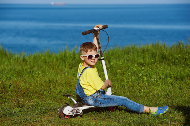 хлопчик у відпустці на морі
 - Фото, зображення