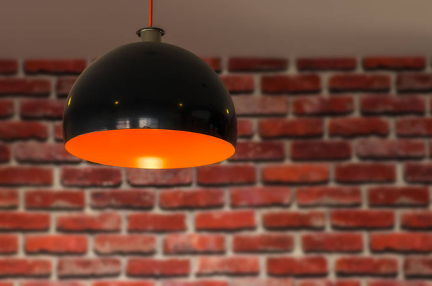 Висячая лампа с кирпичной стеной
 - Фото, изображение