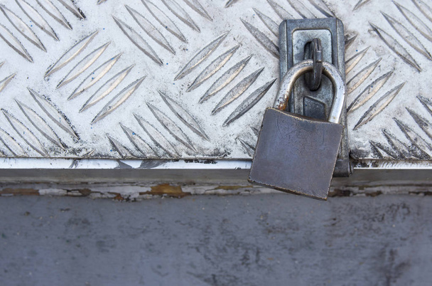 Παλιά κλειδαριά ασφαλείας σε μεταλλικό φόντο - Φωτογραφία, εικόνα