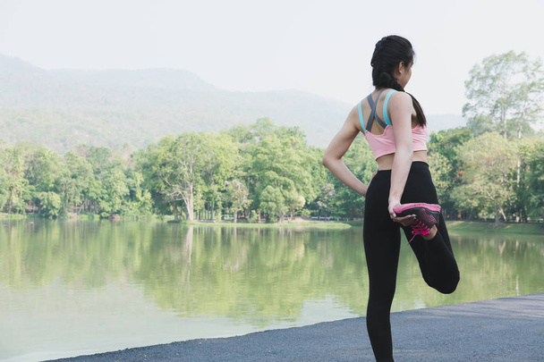 Hembra deporte fitness runner preparándose para correr al aire libre o
 - Foto, Imagen
