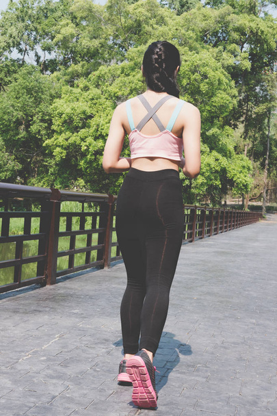 Kobiece sport fitness biegacza jogging na zewnątrz na most na wiosnę - Zdjęcie, obraz