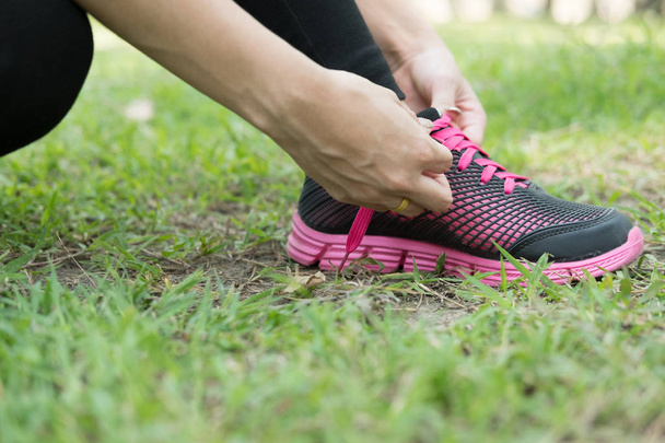 Kentsel sporcu kadın Koşu Ayakkabı bağcıklarımı bağlıyor. Kadın spor fitne - Fotoğraf, Görsel