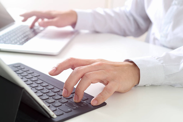 крупним планом бізнесмен друкує клавіатуру з ноутбуком і
 - Фото, зображення