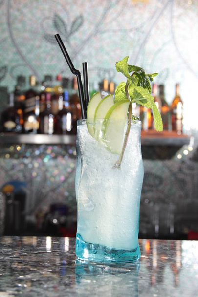 cocktail with ice and lemon on the bar - Fotoğraf, Görsel