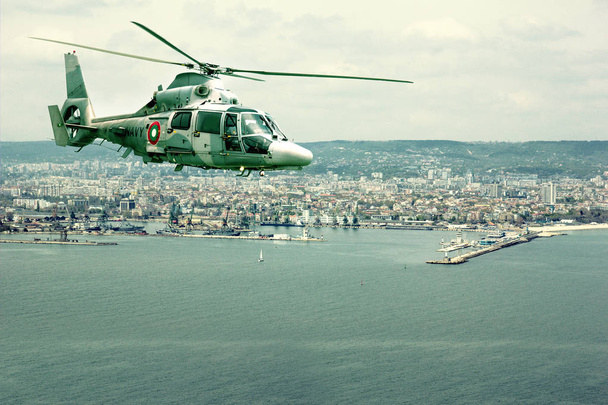 Militaire Marine helikopter vliegen over de kustlijn - Foto, afbeelding