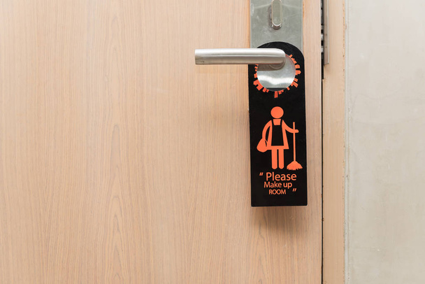 Please make up room sign on door knob - Foto, Bild