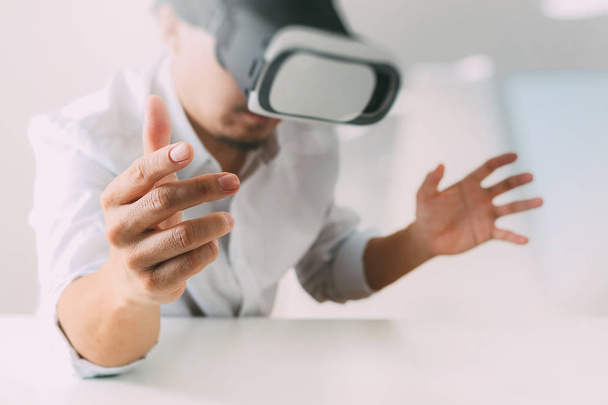 επιχειρηματίας φορώντας εικονική πραγματικότητα γυαλιά στο πνεύμα του σύγχρονου γραφείου - Φωτογραφία, εικόνα