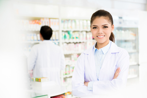 Uśmiecha się kobieta Azji farmaceuty w aptece - Zdjęcie, obraz