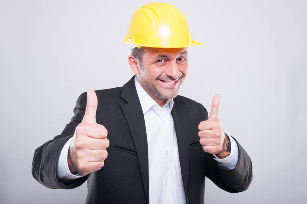 Foreman visel hardhat így kettős hüvelykujj megjelöl gesztus - Fotó, kép