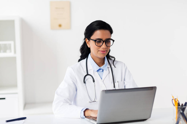 female doctor with laptop at hospital - Фото, зображення