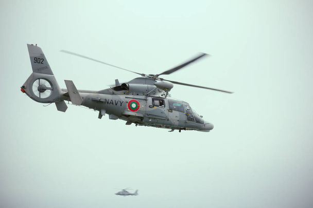 Helicóptero da Marinha Militar voando isolado
 - Foto, Imagem