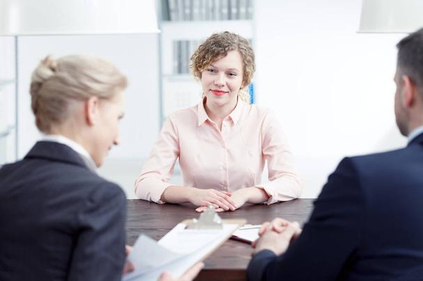 Woman smiling during recruitment review - Foto, Imagem