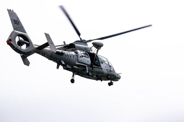 Vol d'hélicoptère de la marine militaire - isolé
 - Photo, image