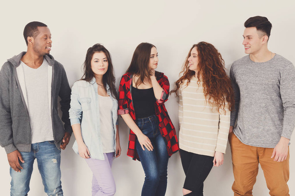 Група різноманітних студентів, що стоять у черзі в приміщенні
 - Фото, зображення