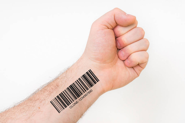 Το χέρι του ανθρώπου με barcode - γενετική κλώνος έννοια - Φωτογραφία, εικόνα