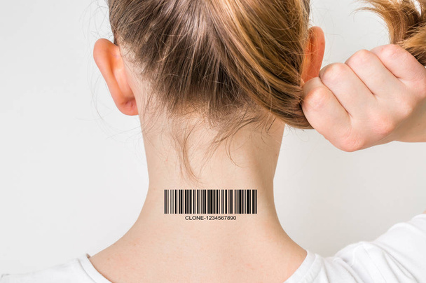 Vrouw met barcode op haar nek - genetische kloon concept - Foto, afbeelding