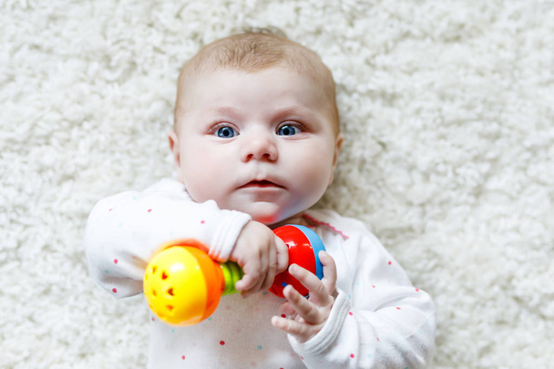 Bonito bebê menina brincando com colorido chocalho brinquedo - Foto, Imagem