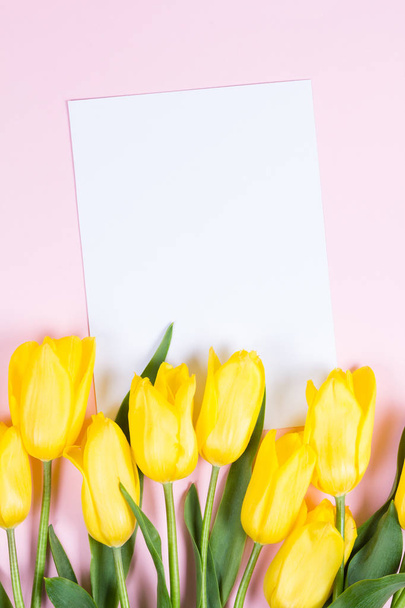 Ramo de hermosos tulipanes amarillos frescos sobre fondo rosa
 - Foto, Imagen