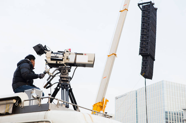  Operator with a camera on the roof  - Φωτογραφία, εικόνα