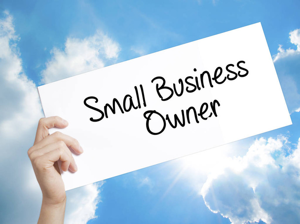 Small Business Owner Assine no white paper. Man Hand Holding Paper
 - Foto, Imagem