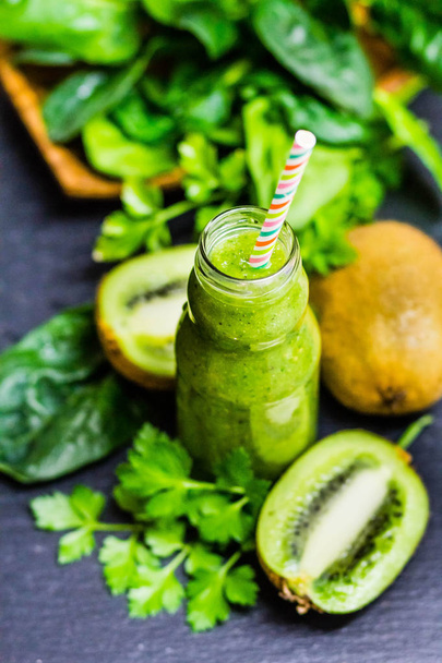 fresh green fruit and vegetable smoothie with kiwi, spinach, asparagus - Zdjęcie, obraz