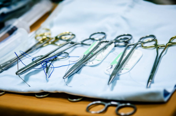 Медичні нитки і голки в операційній кімнаті готові до використання
. - Фото, зображення