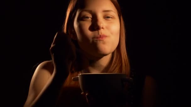 Teen girl eating lunch. 4K - Imágenes, Vídeo