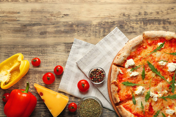 Verse pizza vier kaas met ingrediënten - Foto, afbeelding