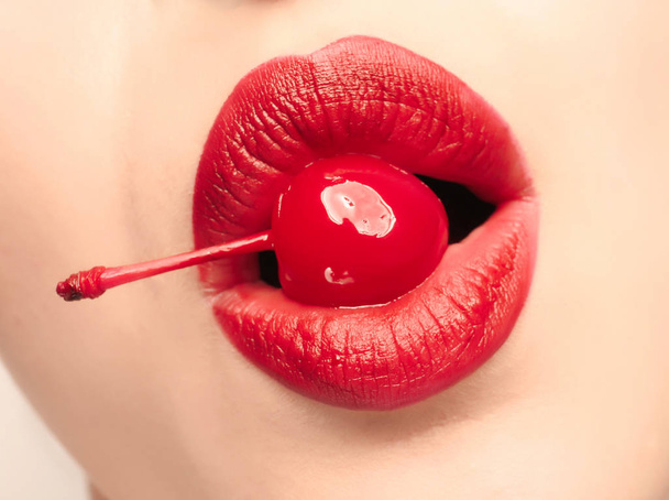 woman with cherry in mouth - Foto, Imagen