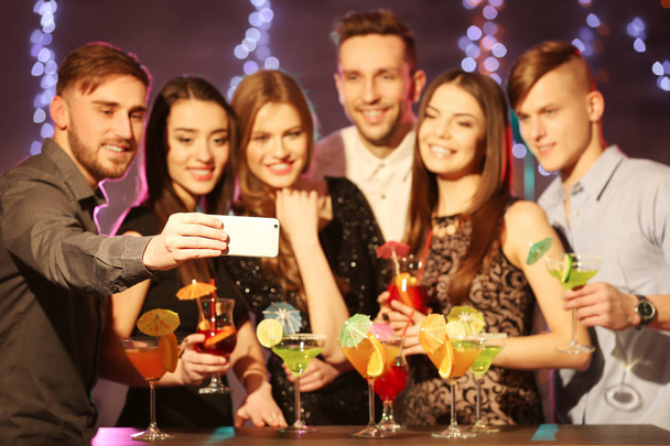 Freunde machen Selfie bei Party in Nachtclub - Foto, Bild