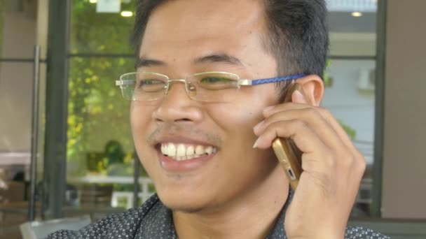CU nuorten aasialaisten miesten ammatillisen puhelun - zoomaa Medium
 - Materiaali, video