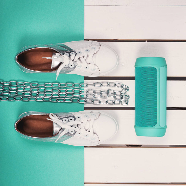 Lay piatto di scarpe bianche moderne. Foto sopraelevata vista dall'alto. Concetto stile di vita giovanile. sfondo turchese
 - Foto, immagini