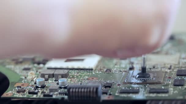 Elektronikreparatur heizt den Stromkreis auf, um kaputte Mikrochips zu entfernen - Filmmaterial, Video