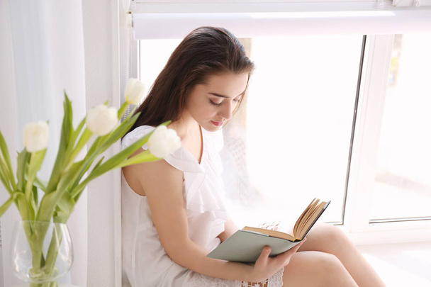young woman reading book - 写真・画像