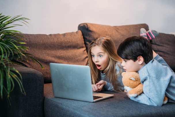 children using laptop - Zdjęcie, obraz