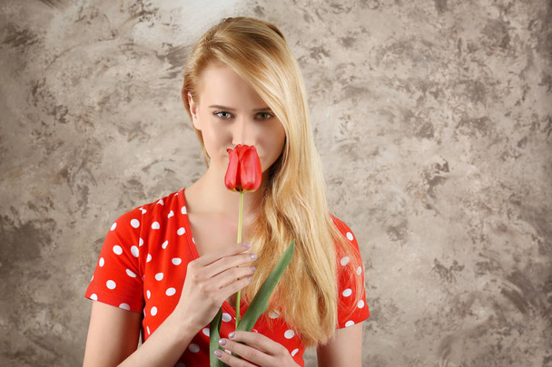 young woman with tulip - Foto, imagen