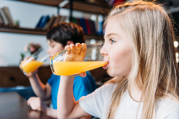 Mädchen trinkt Orangensaft - Foto, Bild