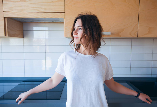 женщина с вьющимися волосами на кухне
 - Фото, изображение