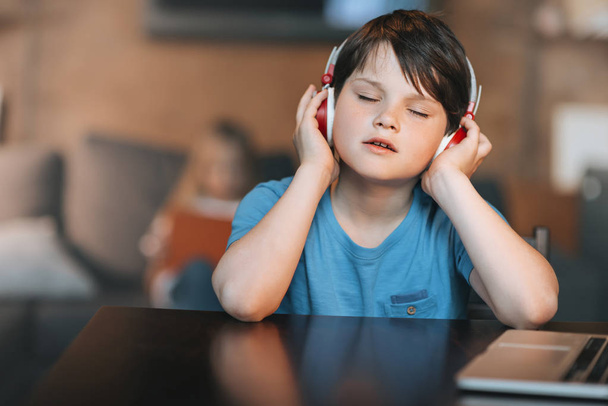 niño niño escuchando música en auriculares
 - Foto, Imagen